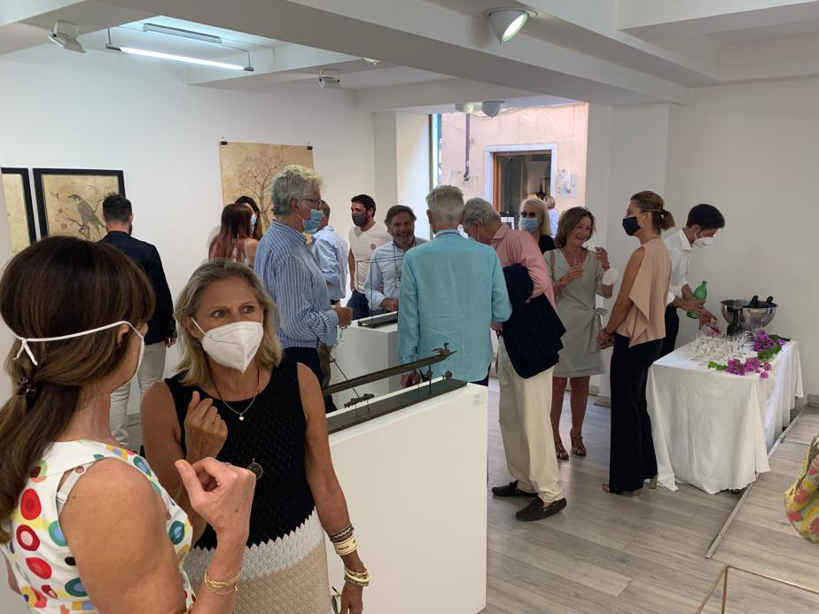 Le nuove mostre nelle gallerie di Pietrasanta - La signora del bello