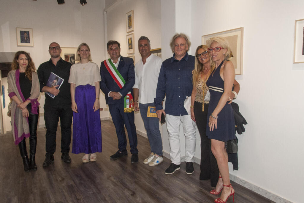 Le nuove mostre nelle gallerie di Pietrasanta - La signora del bello